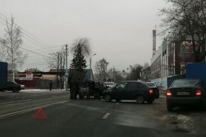 У «Пензы-III» в «Приору» влетел автомобиль. Фото