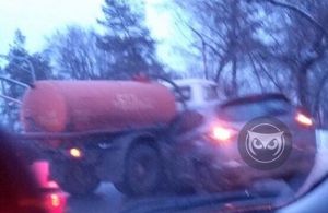 На улице Злобина в Пензе легковушка врезалась в грузовик с цистерной