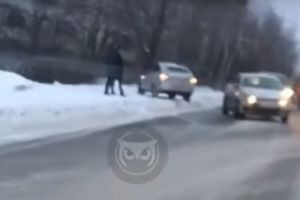 В Пензе после столкновения с иномаркой «ВАЗ» вылетел на обочину. Видео
