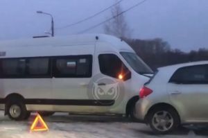 «На Ладожской аншлаг». В Пензе маршрутка въехала в автомобиль