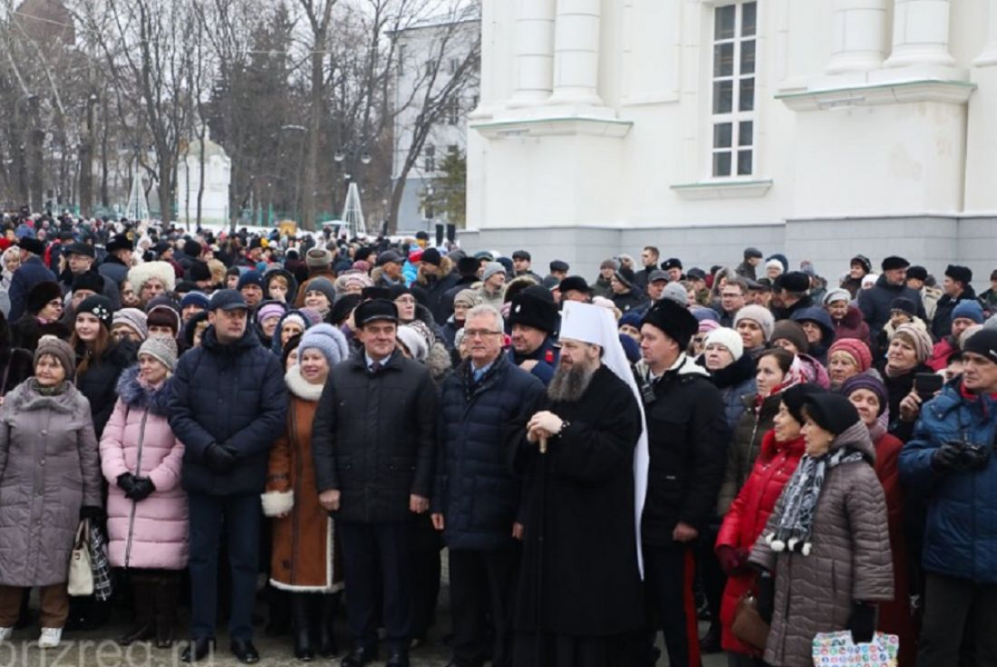 Жители пензы. Вечерняя Спасская площадь Пенза. Дом культуры на Спасской площади в Пензе. Новости Россия Пенза сегодня Вечерний выпуск.