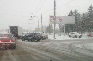 На улице Карпинского в Пензе машину после аварии вынесло с дороги