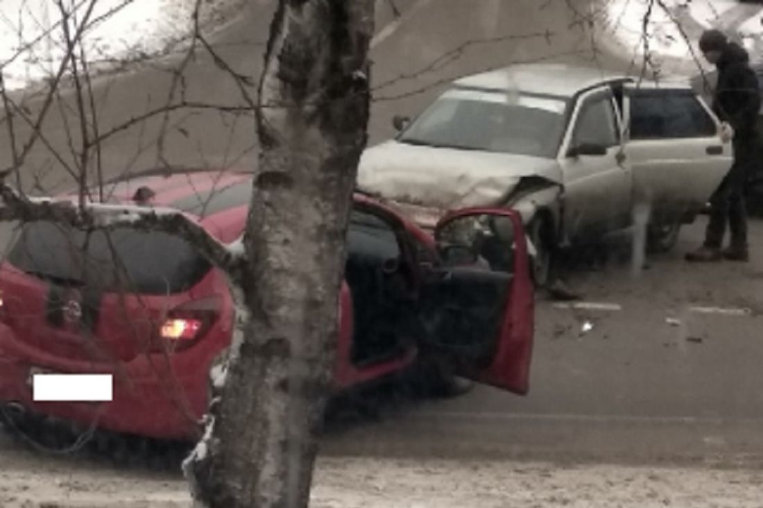 «Въехал на свою днюху». Пензенцы публикуют фото с места ДТП на Южной поляне