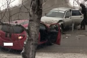«Въехал на свою днюху». Пензенцы публикуют фото с места ДТП на Южной поляне