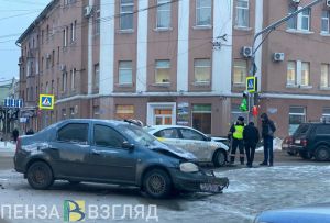 На перекрестке в центре Пензы два автомобиля попали в жесткую аварию