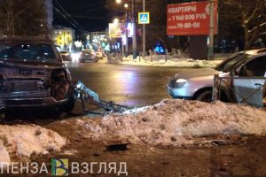 К месту жесткого ДТП в Пензе прибыли «скорая» и ГИБДД. Фото