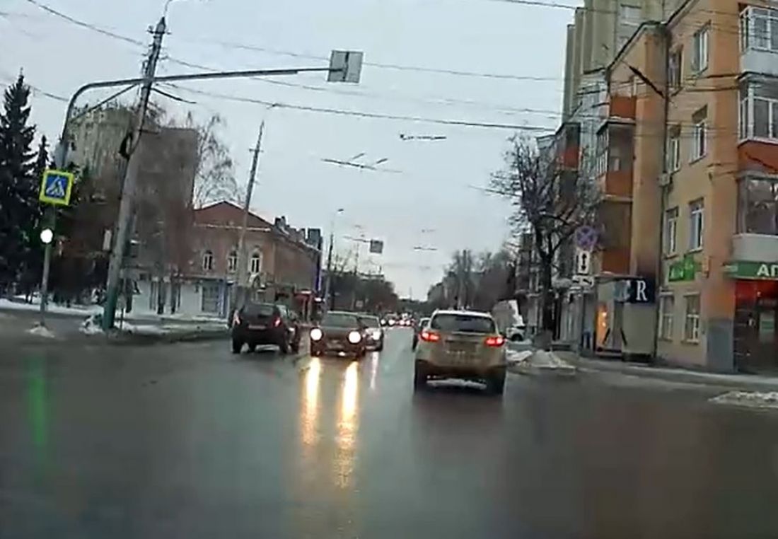 В центре Пензы опасный водитель гнал по «встречке». Видео