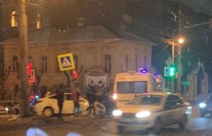 На улицу Калинина в Пензе к участникам аварии приехала «скорая»