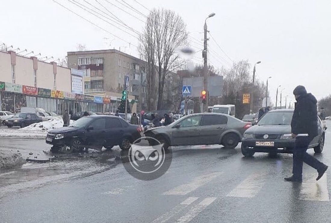На улице Аустрина в Пензе в аварию попали две легковушки