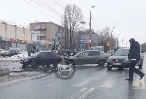 На улице Аустрина в Пензе в аварию попали две легковушки