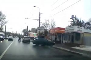 В Пензе водитель легковушки устроил аварийную ситуацию с разворотом на дороге