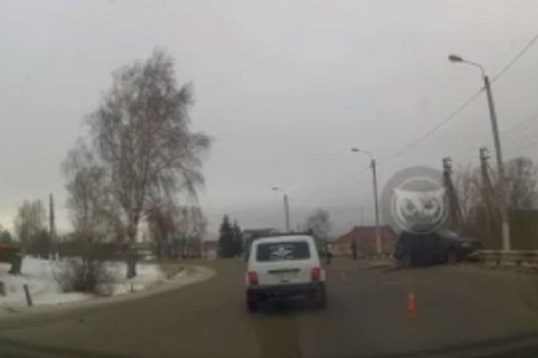 В селе под Пензой «Range Rover» влетел в отбойник