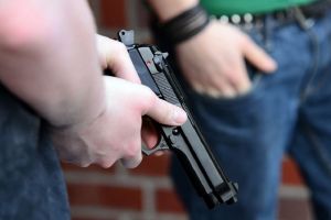 В Пензенской области в полицию сообщили о вымогательстве под угрозой пистолета