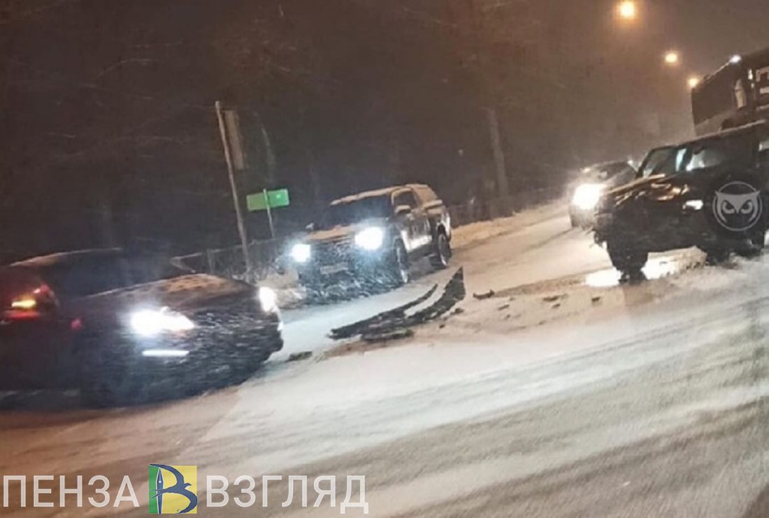 Перегородили дорогу. Фото с места ДТП в пензенском микрорайоне Арбеково