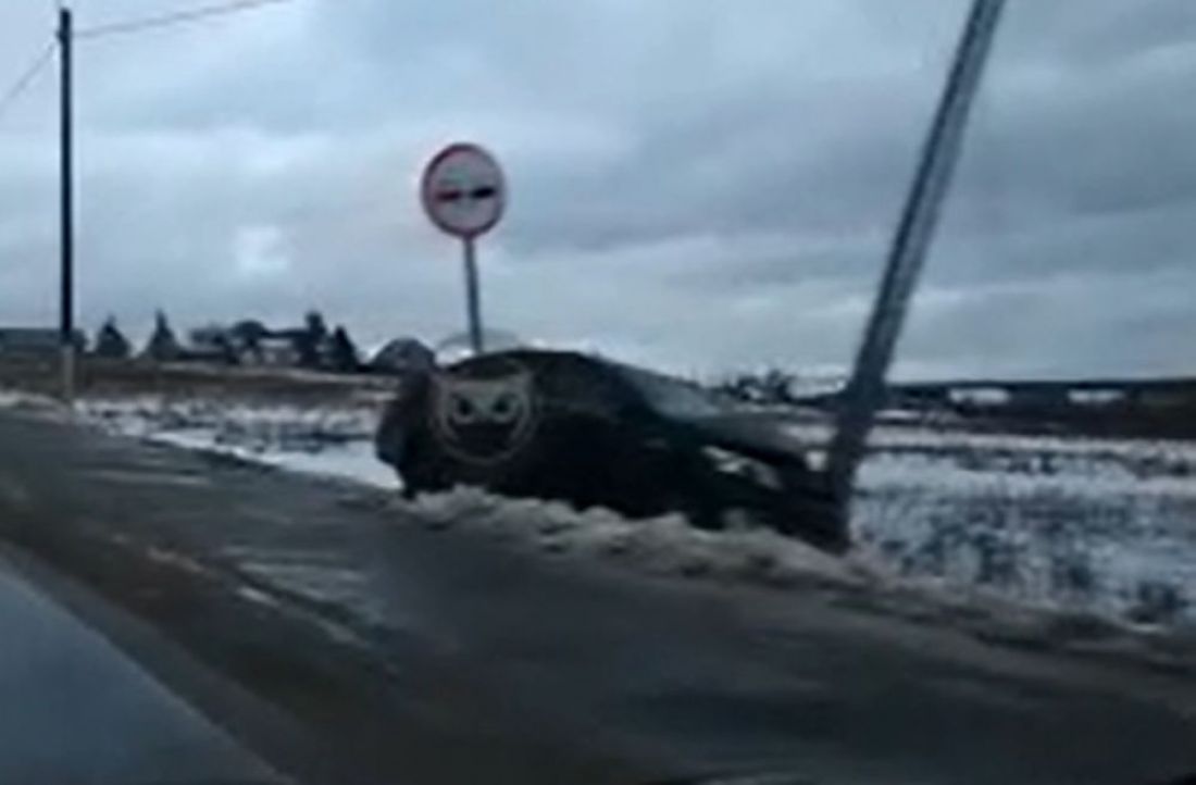 В Пензенской области машина вылетела с дороги и врезалась в столб. Видео