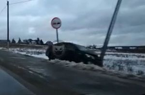 В Пензенской области машина вылетела с дороги и врезалась в столб. Видео