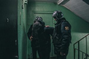 В Заречном двое мужчин выламывали дверь, желая попасть в чужую квартиру