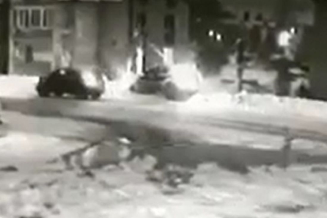 На видео попало, как в Заречном иномарка на скорости врезается в столб