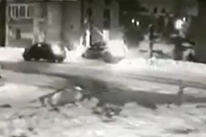 На видео попало, как в Заречном иномарка на скорости врезается в столб