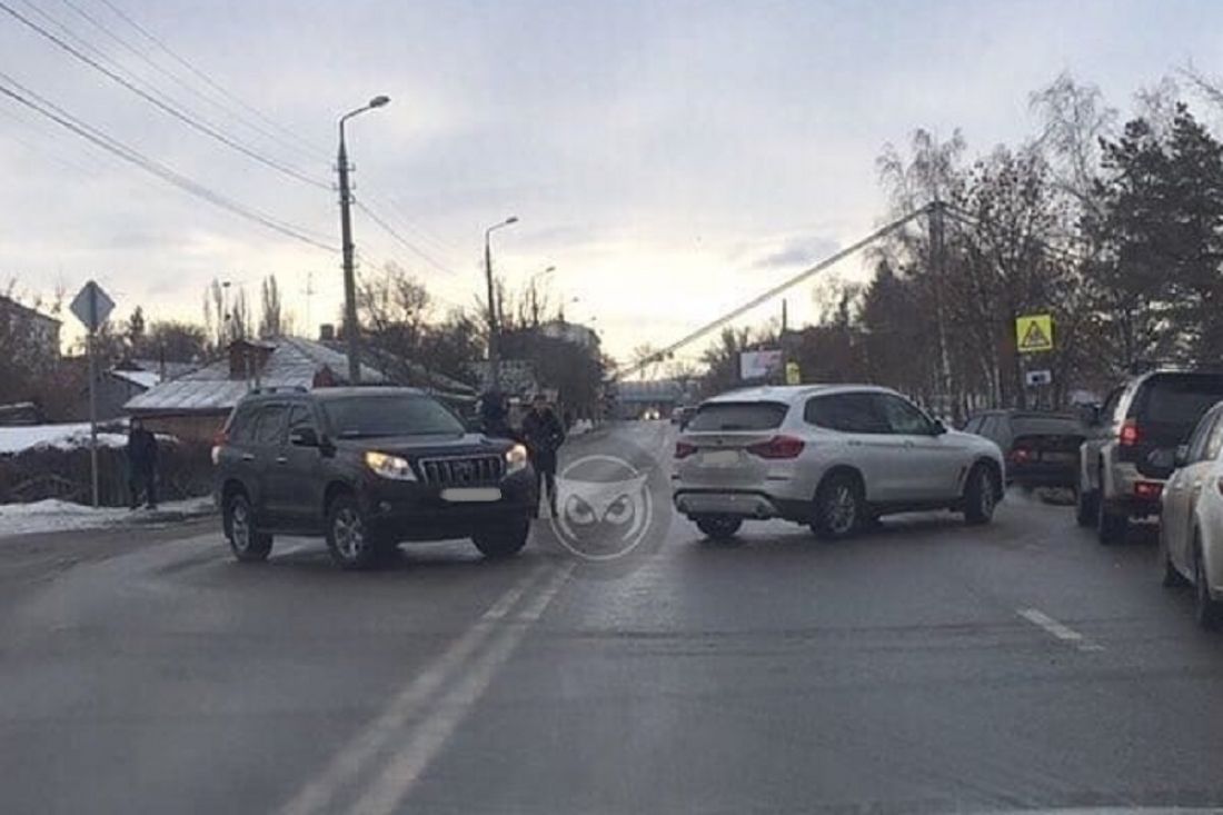 В Пензе иномарки, попавшие в ДТП, перегородили дорогу