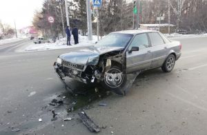 Изуродовало «Audi». Фото с места жесткого ДТП на улице Окружной