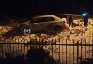 В пензенских Райках такси вынесло с дороги в снежный навал