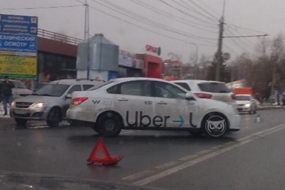 У «Глобуса» в Пензе авария с участием такси спровоцировала пробку