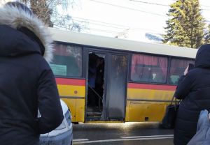 На улице Красной в Пензе после аварии «разгерметизировало» автобус