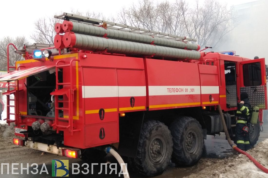 В Пензе из горящего дома спасли пожилую женщину