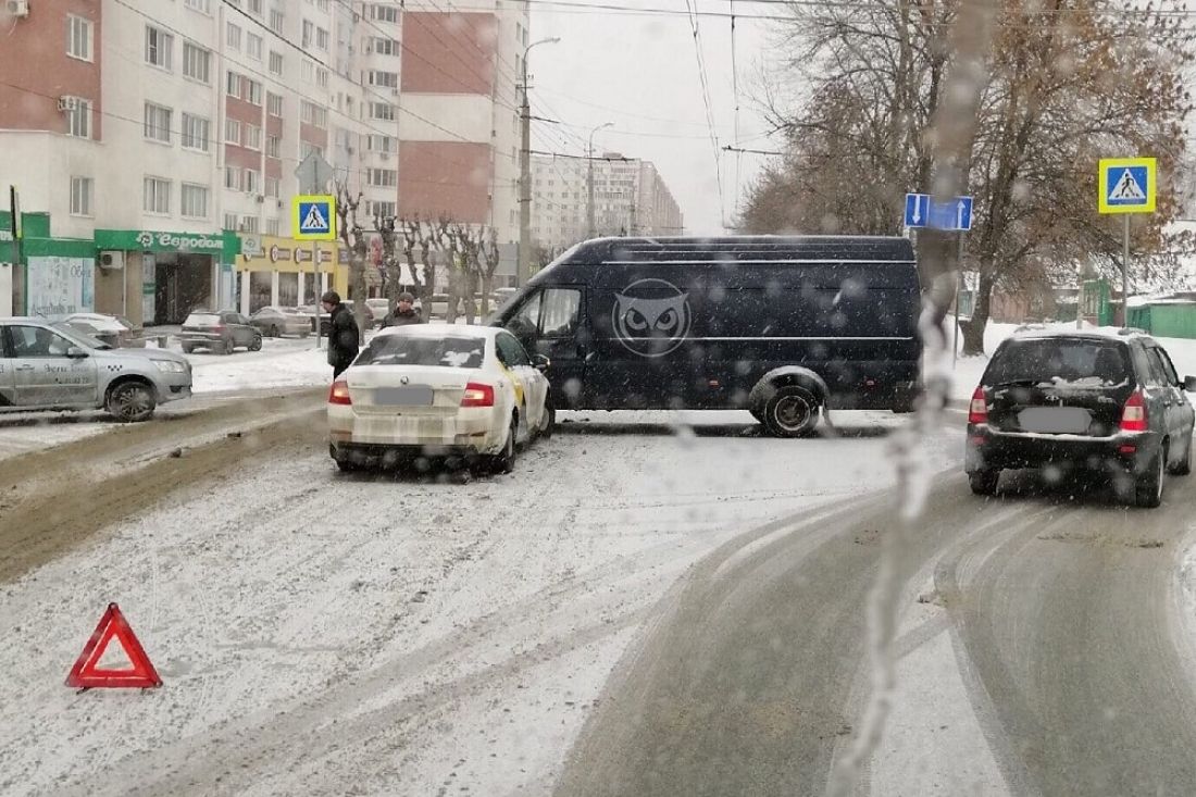 В Пензе машина «Яндекс.Такси» врезалась в микроавтобус