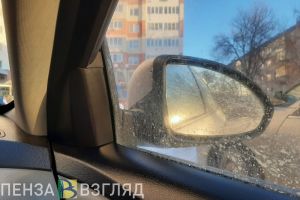 В Пензе автомобилист врезался в двери магазина и скрылся