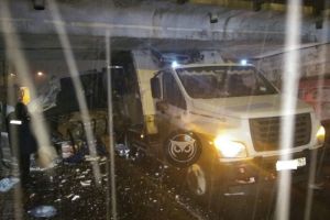 В Пензе очередной грузовик застрял под железнодорожным мостом