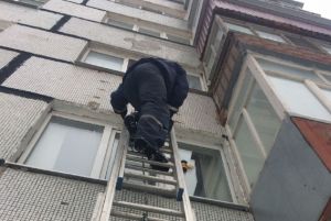 В Пензе 84-летняя женщина упала в своей квартире и не смогла встать