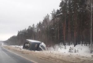 В Пензенской области фура «сложилась» и улетела в кювет
