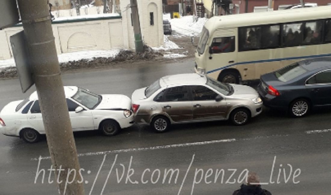 Столкнулись три авто. Пензенцы рассказали подробности ДТП в центре города
