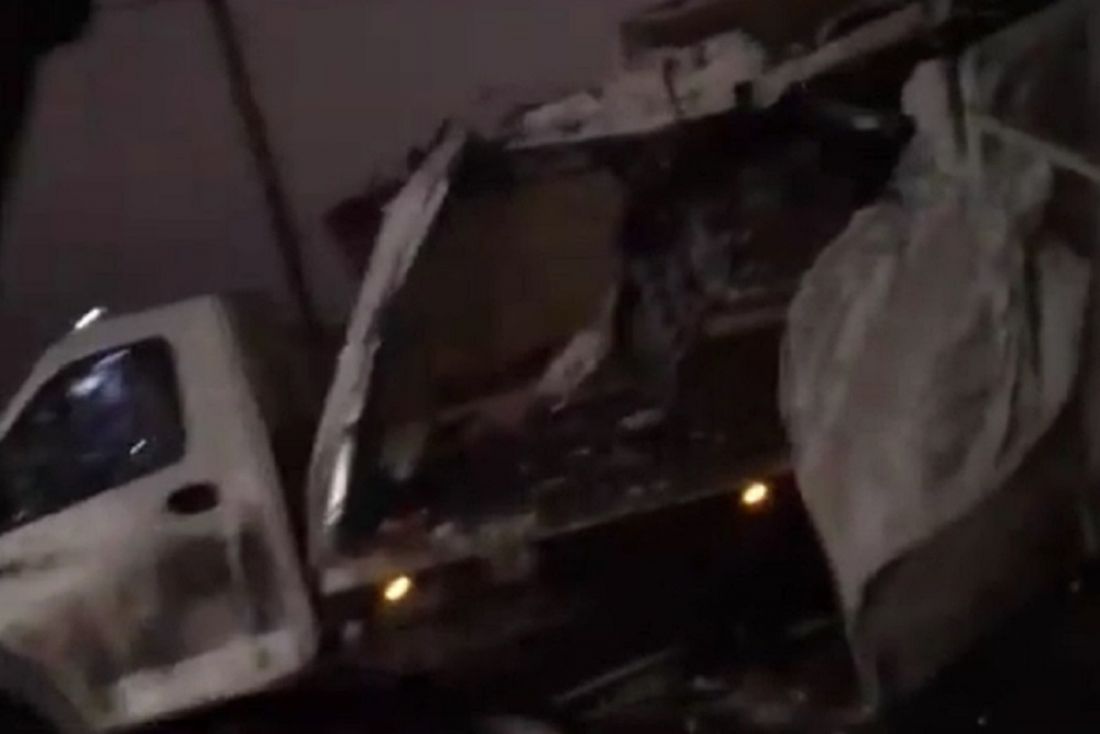 На видео попали серьезные повреждения грузовика, застрявшего под мостом в Пензе