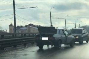 Лоб в лоб на «встречке». Появилось видео с места ДТП на Терновском мосту