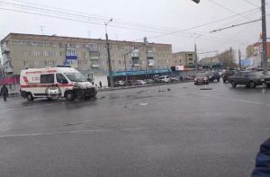 На остановке «Гидрострой» в Пензе в жесткую аварию попала «скорая»