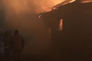 В селе Пензенской области вечером вспыхнули дом, баня и пристрой