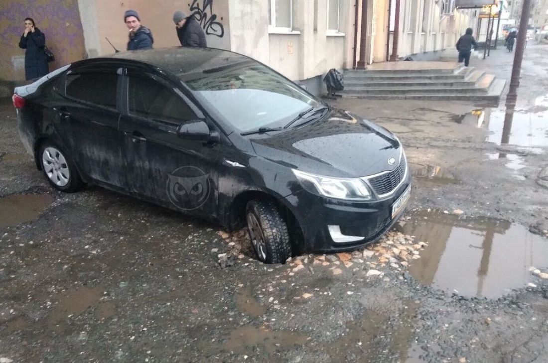 В Пензе автомобиль «засосало» в асфальт