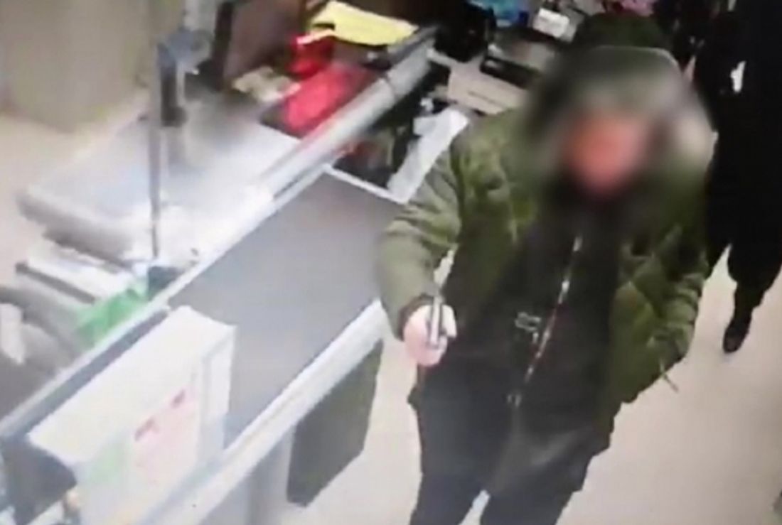 В Пензе разбойник напугал продавцов зажигалкой, похожей на пистолет