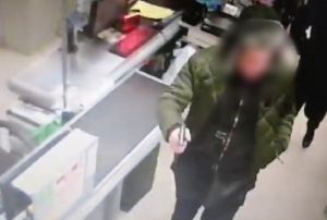 В Пензе разбойник напугал продавцов зажигалкой, похожей на пистолет