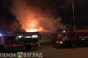 В Пензе ночью сгорел торговый павильон около ТЦ «Онежский»