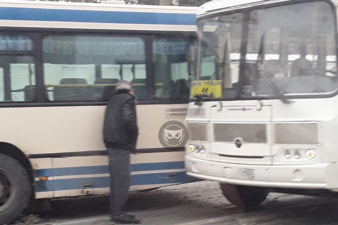 ДТП с двумя автобусами остановило движение авто в центре Пензы