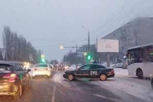В пензенском микрорайоне Арбеково иномарка перегородила дорогу