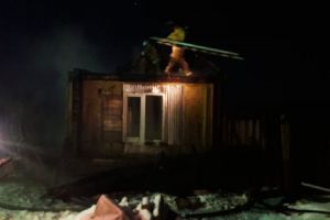 Двоих мужчин спасли из загоревшегося дома в Пензенской области