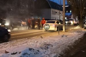 В центре Пензы загорелась машина