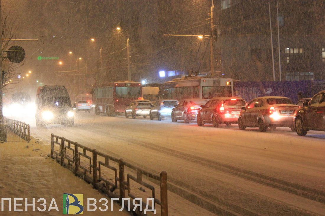 Завтра в пензе. Метель в Пензе. Пенза снегопад ночь. Снежная ночь в Пензе. Пенза взгляд фото новый год.