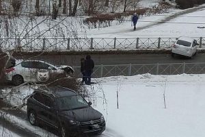 Стоят по разным сторонам. В Пензе две машины врезались в ограждения