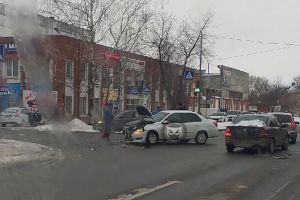 На Южной поляне в Пензе у авто раскромсало переднюю часть